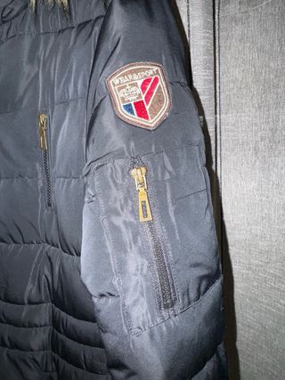 Casaco quente preto com capuz