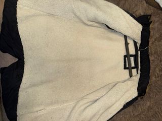 Casaco quente preto com capuz