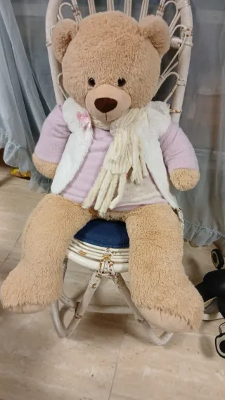 Oso de peluche grande con bufanda