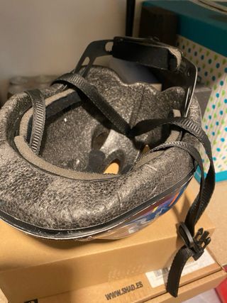 Casco bicicleta infantil azul con pegatinas