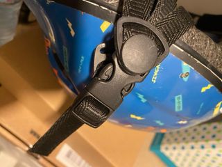 Casco bicicleta infantil azul con pegatinas