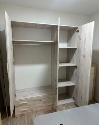 Armario blanco de madera