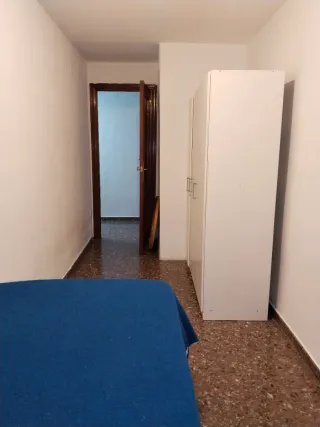 Se alquila habitación para una prsona sola