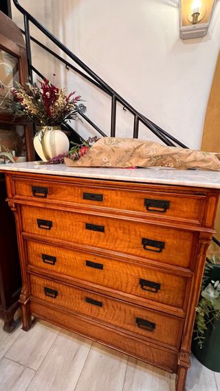 Cómoda antigua de madera y mármol