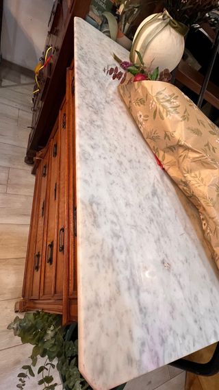 Cómoda antigua de madera y mármol