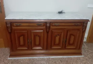 Cómoda de madera antigua con tapa de mármol