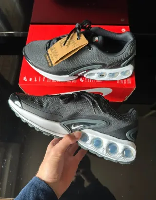 Nike Air Max DN Talla 44.5 Negro / Blanco