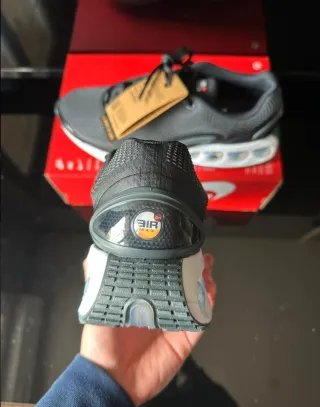 Nike Air Max DN Talla 44.5 Negro / Blanco