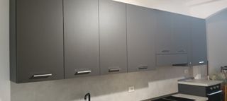 Cucina grigia in legno - 2 anni