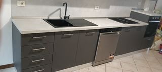 Cucina grigia in legno - 2 anni