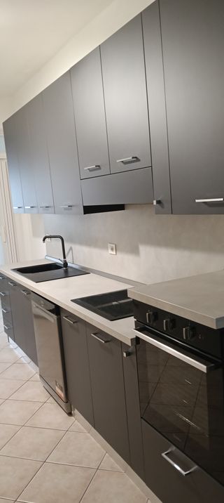 Cucina grigia in legno - 2 anni