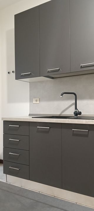 Cucina grigia in legno - 2 anni