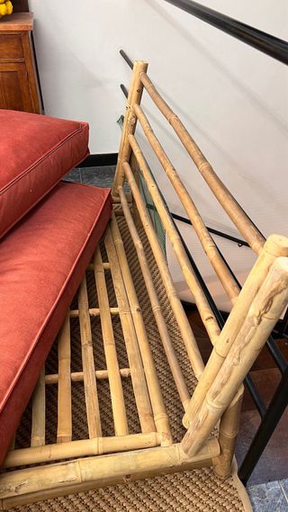 Sofá de bambú con cojines naranjas