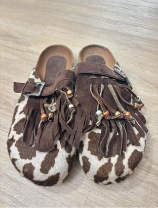 Sabot pelle, maculate, boho chic, frange