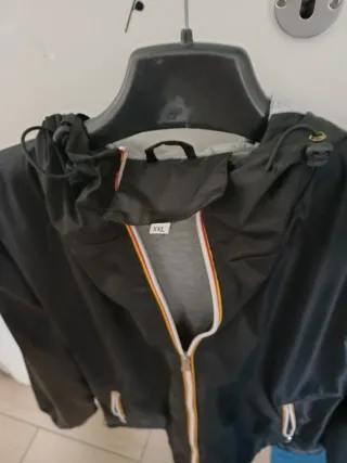 Giacca a vento impermeabile nera