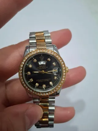 Reloj de pulsera con bisel de diamantes