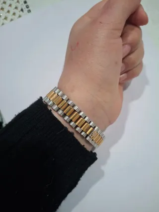 Reloj de pulsera con bisel de diamantes