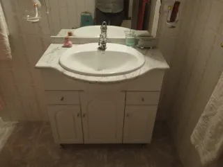Mueble de baño con lavabo y espejo