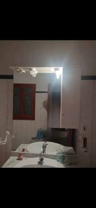 Mueble de baño con lavabo y espejo