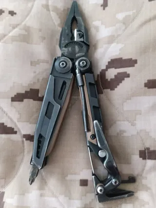 Multiherramienta/Multitool (Leatherman MUT)