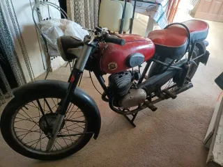 Motos Guzzi y Montesa 125 antiguas