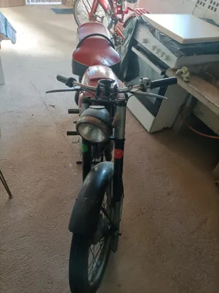 Motos Guzzi y Montesa 125 antiguas