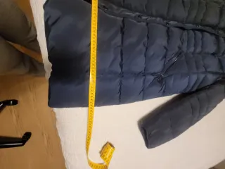 Abrigo largo azul marino con capucha