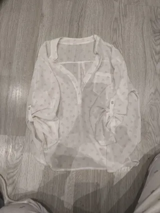 Blusa blanca con corazones rosas