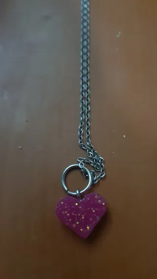 Collana con cuore in resina glitterata