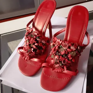 Sandalias tacón rojas con flores