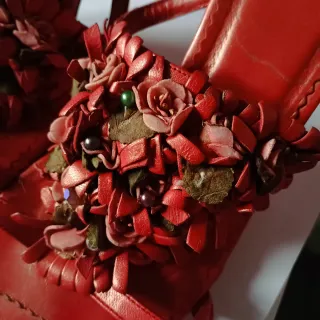 Sandalias tacón rojas con flores