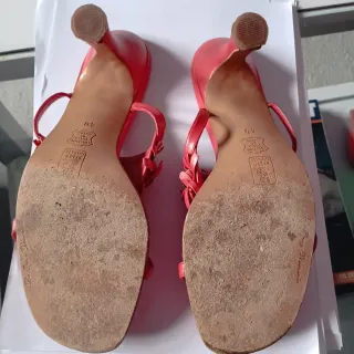 Sandalias tacón rojas con flores