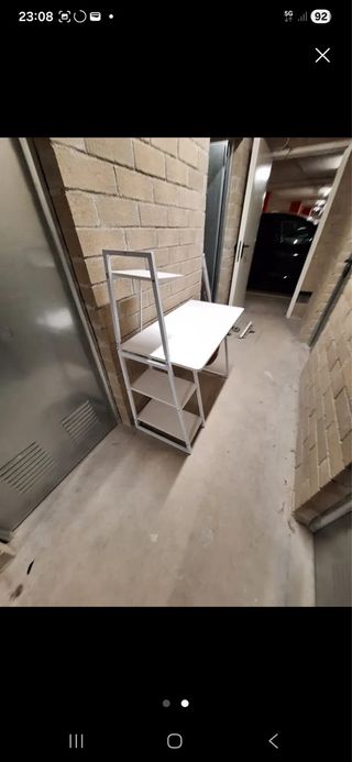 Escritorio blanco con estantería