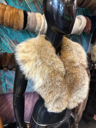 Collo di pelliccia beige e marrone