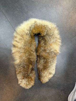Collo di pelliccia beige e marrone