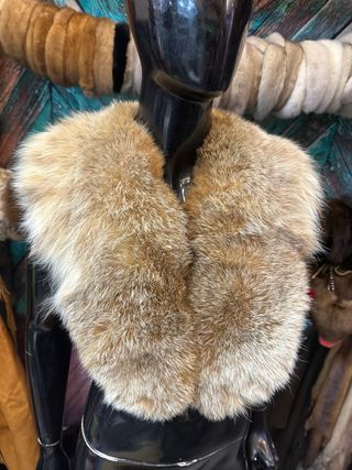 Collo di pelliccia beige e marrone