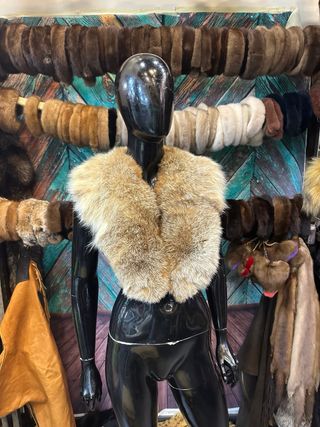 Collo di pelliccia beige e marrone