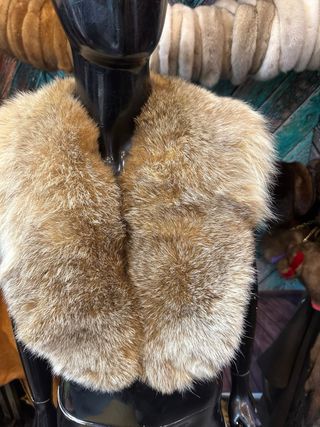 Collo di pelliccia beige e marrone