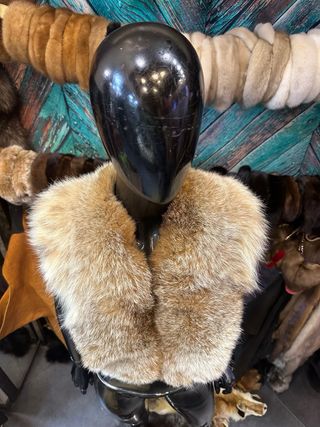 Collo di pelliccia beige e marrone