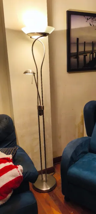 Lámpara de pie moderna plateada y blanca