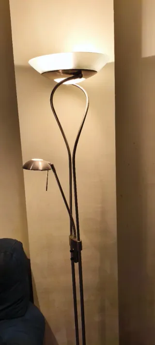 Lámpara de pie moderna plateada y blanca