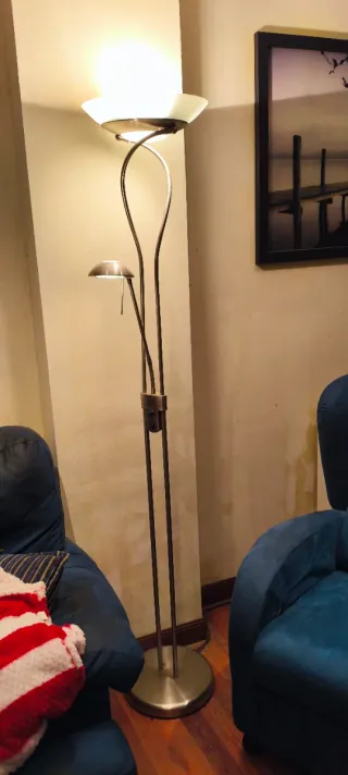 Lámpara de pie moderna plateada y blanca