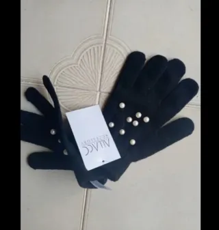 Conjunto, gorro y 2 pares de guantes  negros