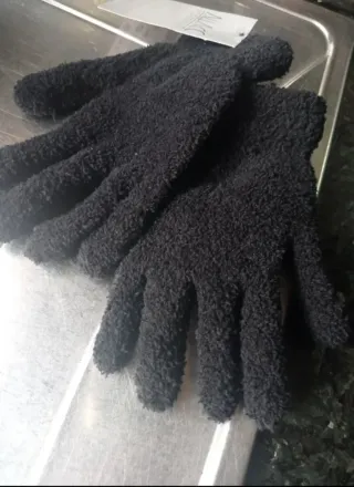 Conjunto, gorro y 2 pares de guantes  negros