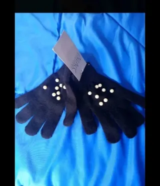 Conjunto, gorro y 2 pares de guantes  negros