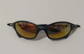 Gafas de sol Oakley negras y doradas