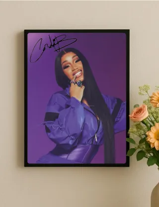 Quadro con firma Cardi B