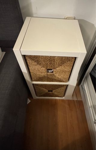 2 comodini di Noche Blanca con cassetti in vimini