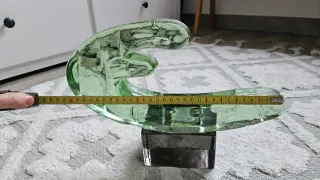 Escultura de cristal verde pesada