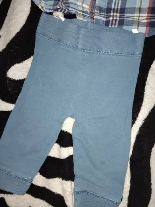 Conjunto bebé camisa xadrez e calças azuis